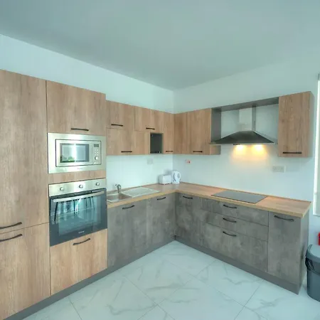 Spacious And Cozy 1 Bedroom Near Seafront Pcal1-1 *