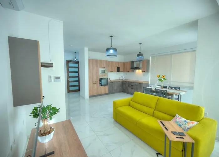 Spacious And Cozy 1 Bedroom Near Seafront Pcal1-1 *